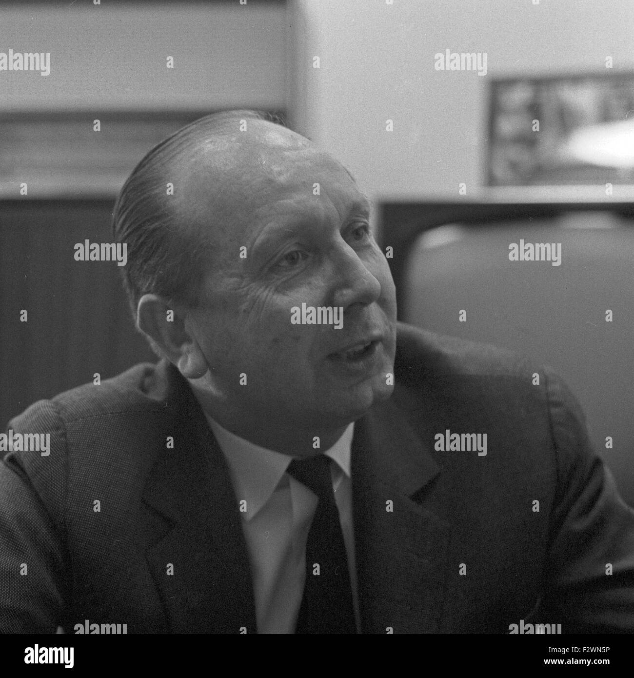 Deutscher Journalist und Autor Ernst Weisenfeld, Frankreich 1960er Jahre. Deutscher Journalist und Autor Ernst Weisenfeld, Frankreich 1960er Jahre. Stockfoto