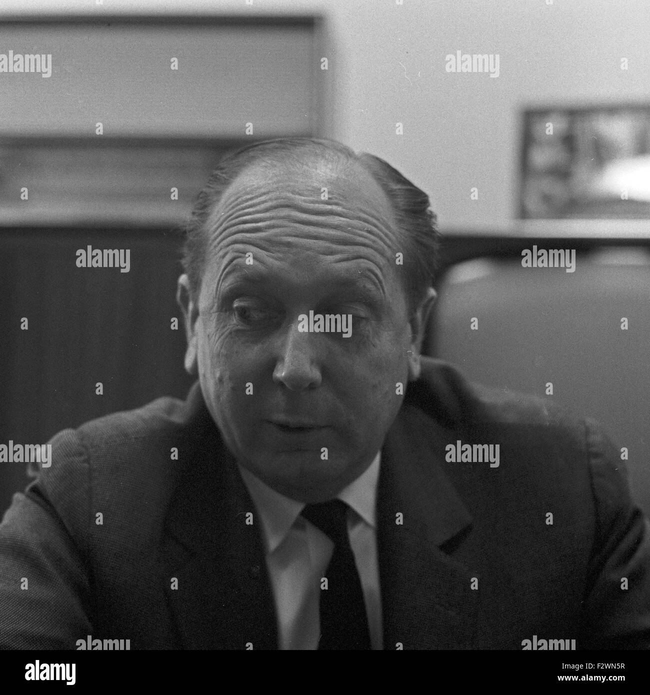 Deutscher Journalist und Autor Ernst Weisenfeld, Frankreich 1960er Jahre. Deutscher Journalist und Autor Ernst Weisenfeld, Frankreich 1960er Jahre. Stockfoto