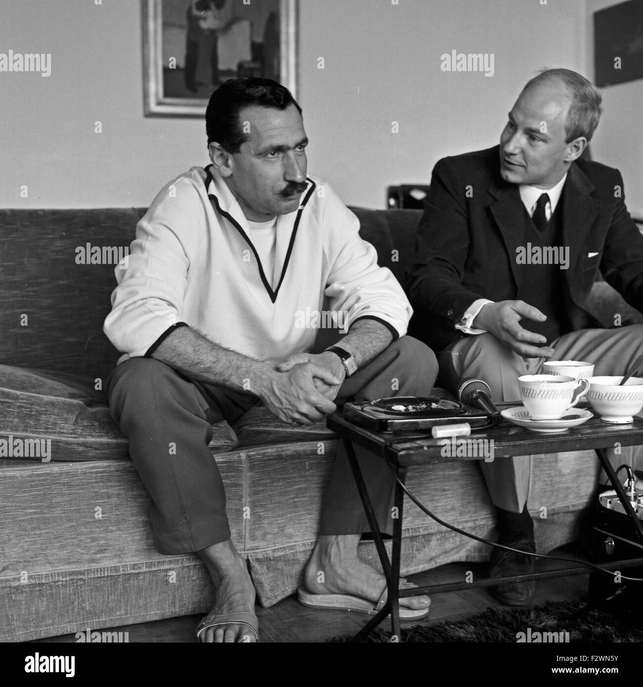 Der Österreichische Journalist Und Drehbuchautor Georg Stefan Troller ("Links"), Frankreich 1960er Jahre. Österreichischer Journalist und Drehbuchautor Georg Stefan Troller (links), Frankreich der 1960er Jahre. Stockfoto