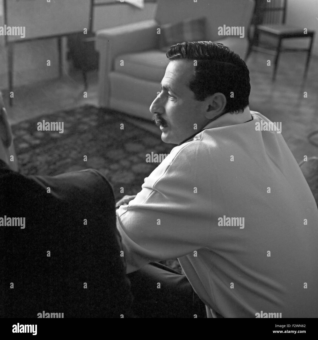 Der Österreichische Journalist Und Drehbuchautor Georg Stefan Troller, Frankreich 1960er Jahre. Österreichischer Journalist und Drehbuchautor Georg Stefan Troller, Frankreich der 1960er Jahre. Stockfoto