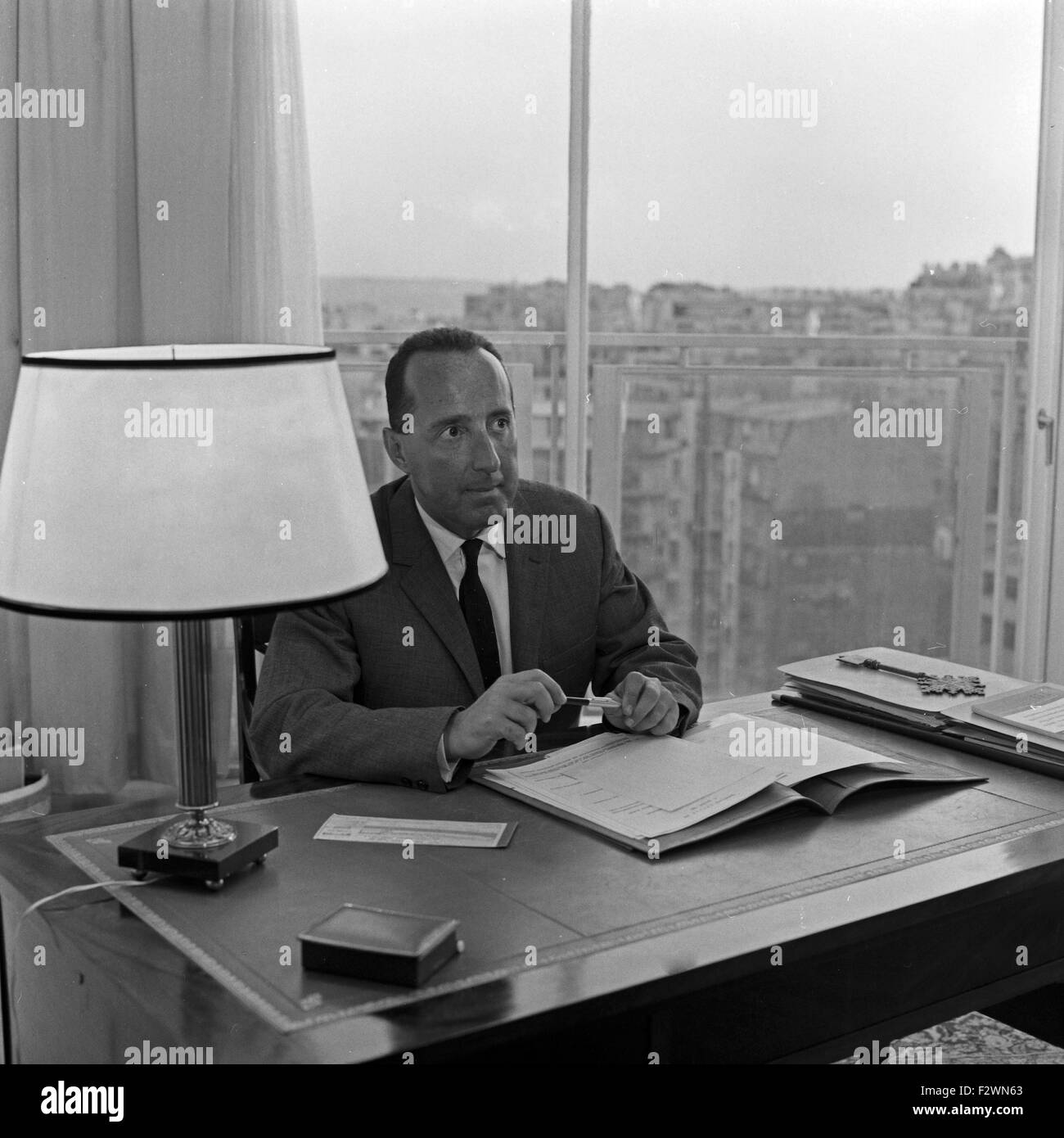 Deutscher Jpurnalist und Publizist Peter Scholl Latour in Paris, Frankreich 1960er Jahre. Deutscher Journalist und Publizist Peter Scholl Latour in Paris, Frankreich 1960er Jahre. Stockfoto