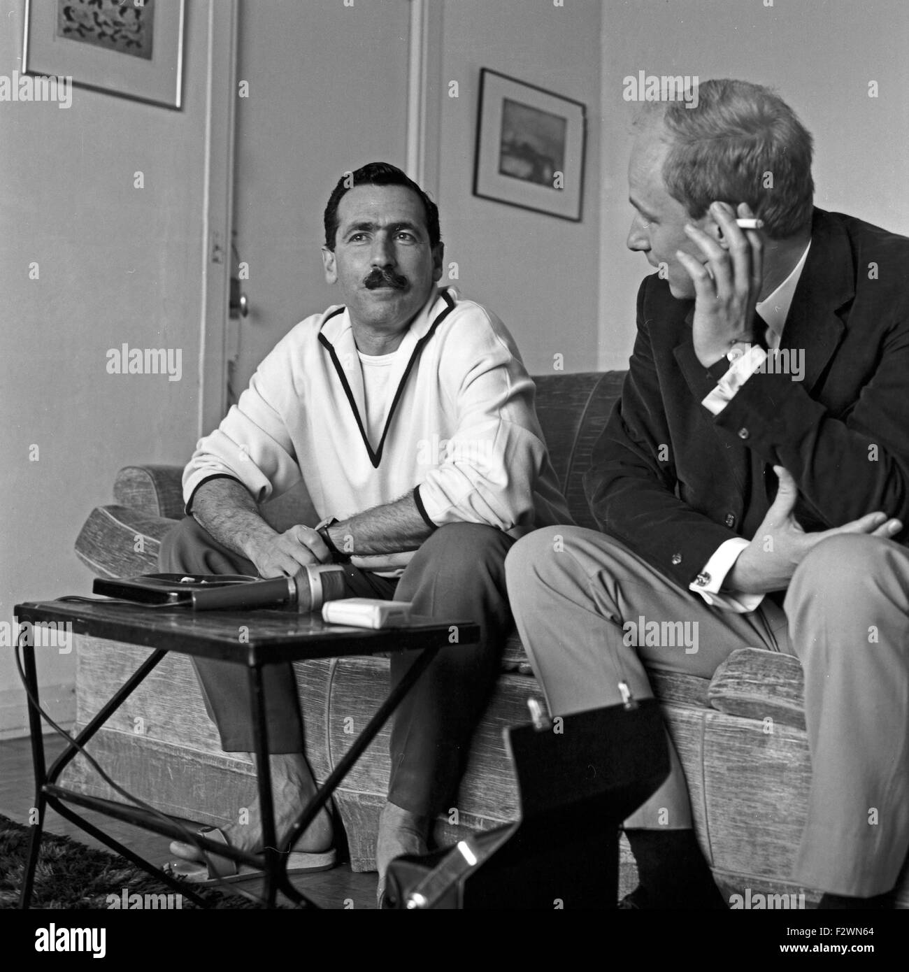 Der Österreichische Journalist Und Drehbuchautor Georg Stefan Troller, Frankreich 1960er Jahre. Österreichischer Journalist und Drehbuchautor Georg Stefan Troller, Frankreich der 1960er Jahre. Stockfoto