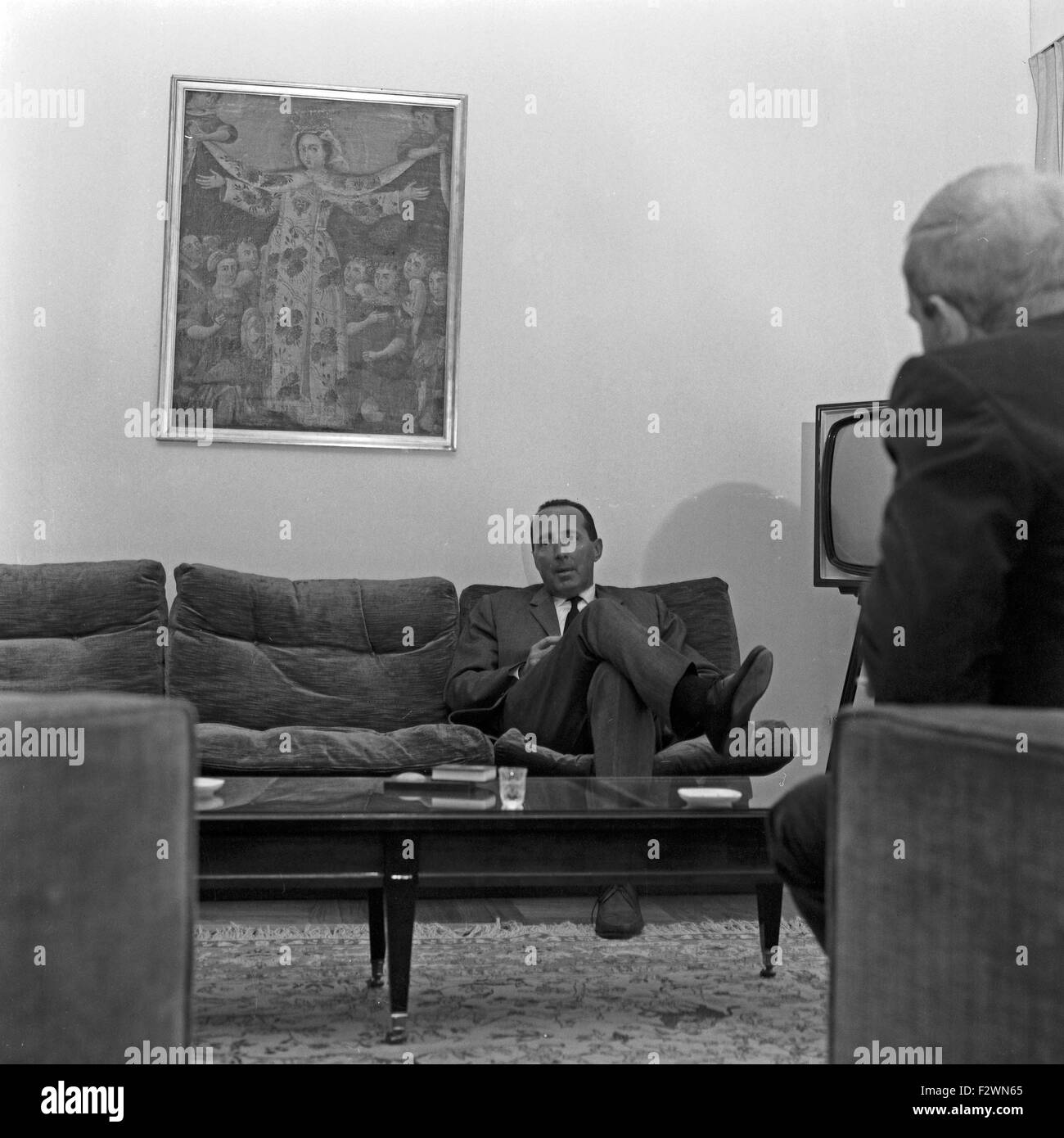 Deutscher Jpurnalist und Publizist Peter Scholl Latour in Paris, Frankreich 1960er Jahre. Deutscher Journalist und Publizist Peter Scholl Latour in Paris, Frankreich 1960er Jahre. Stockfoto