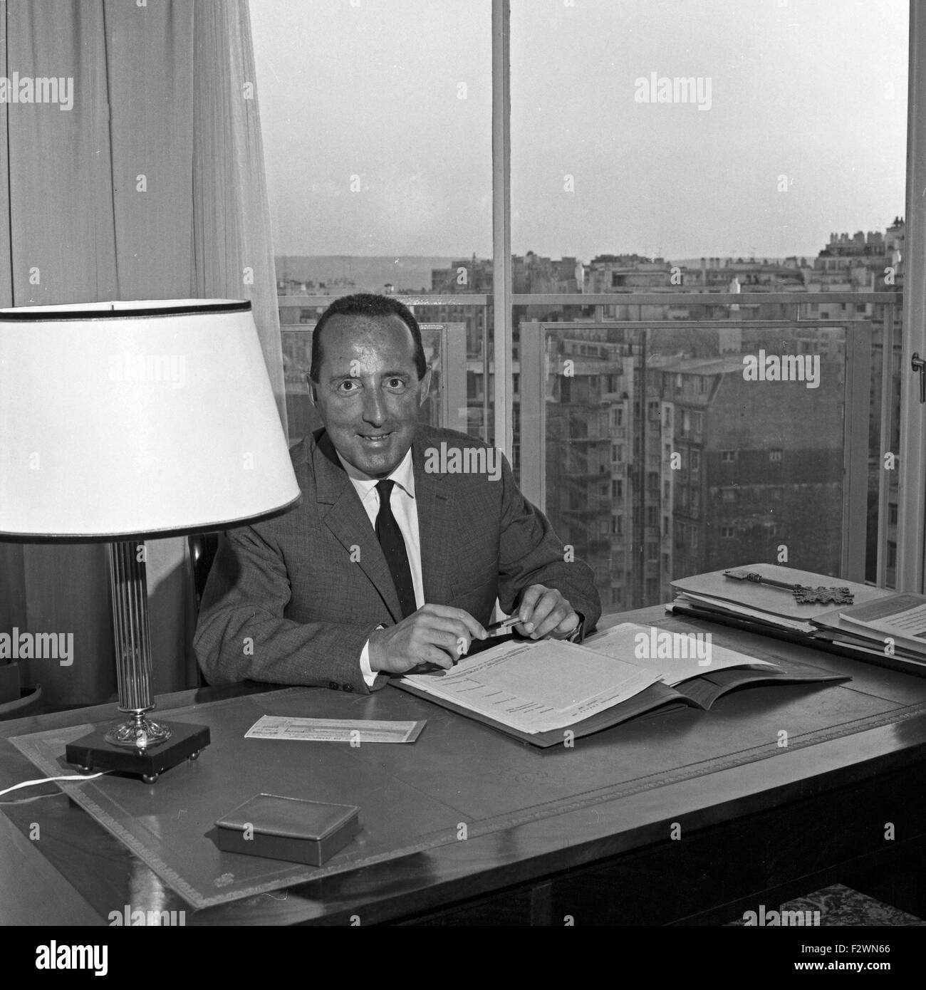 Deutscher Jpurnalist und Publizist Peter Scholl Latour in Paris, Frankreich 1960er Jahre. Deutscher Journalist und Publizist Peter Scholl Latour in Paris, Frankreich 1960er Jahre. Stockfoto
