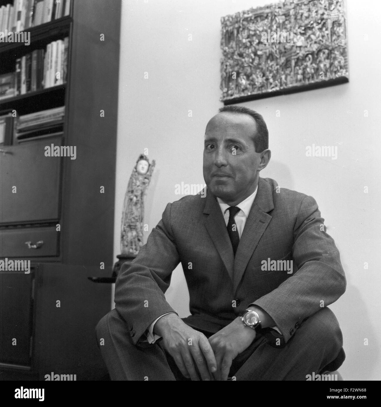 Deutscher Jpurnalist und Publizist Peter Scholl Latour in Paris, Frankreich 1960er Jahre. Deutscher Journalist und Publizist Peter Scholl Latour in Paris, Frankreich 1960er Jahre. Stockfoto