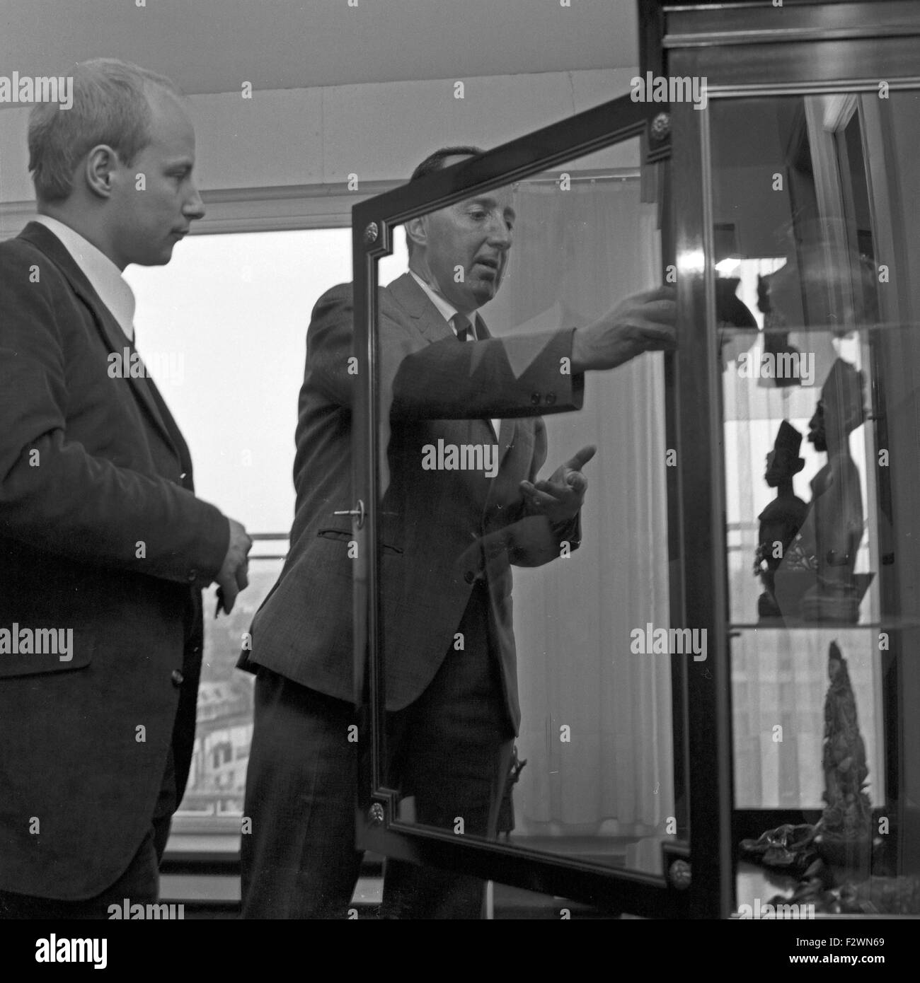 Deutscher Jpurnalist und Publizist Peter Scholl Latour in Paris, Frankreich 1960er Jahre. Deutscher Journalist und Publizist Peter Scholl Latour in Paris, Frankreich 1960er Jahre. Stockfoto