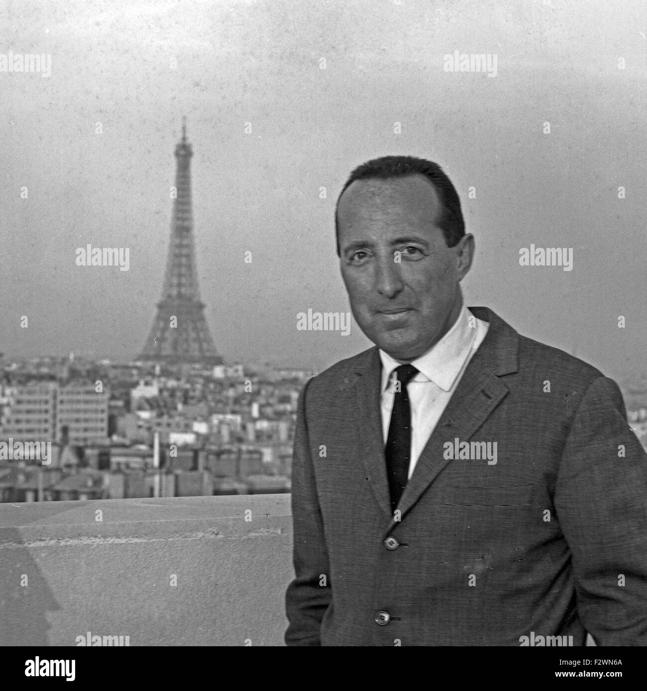 Deutscher Jpurnalist und Publizist Peter Scholl Latour in Paris, Frankreich 1960er Jahre. Deutscher Journalist und Publizist Peter Scholl Latour in Paris, Frankreich 1960er Jahre. Stockfoto