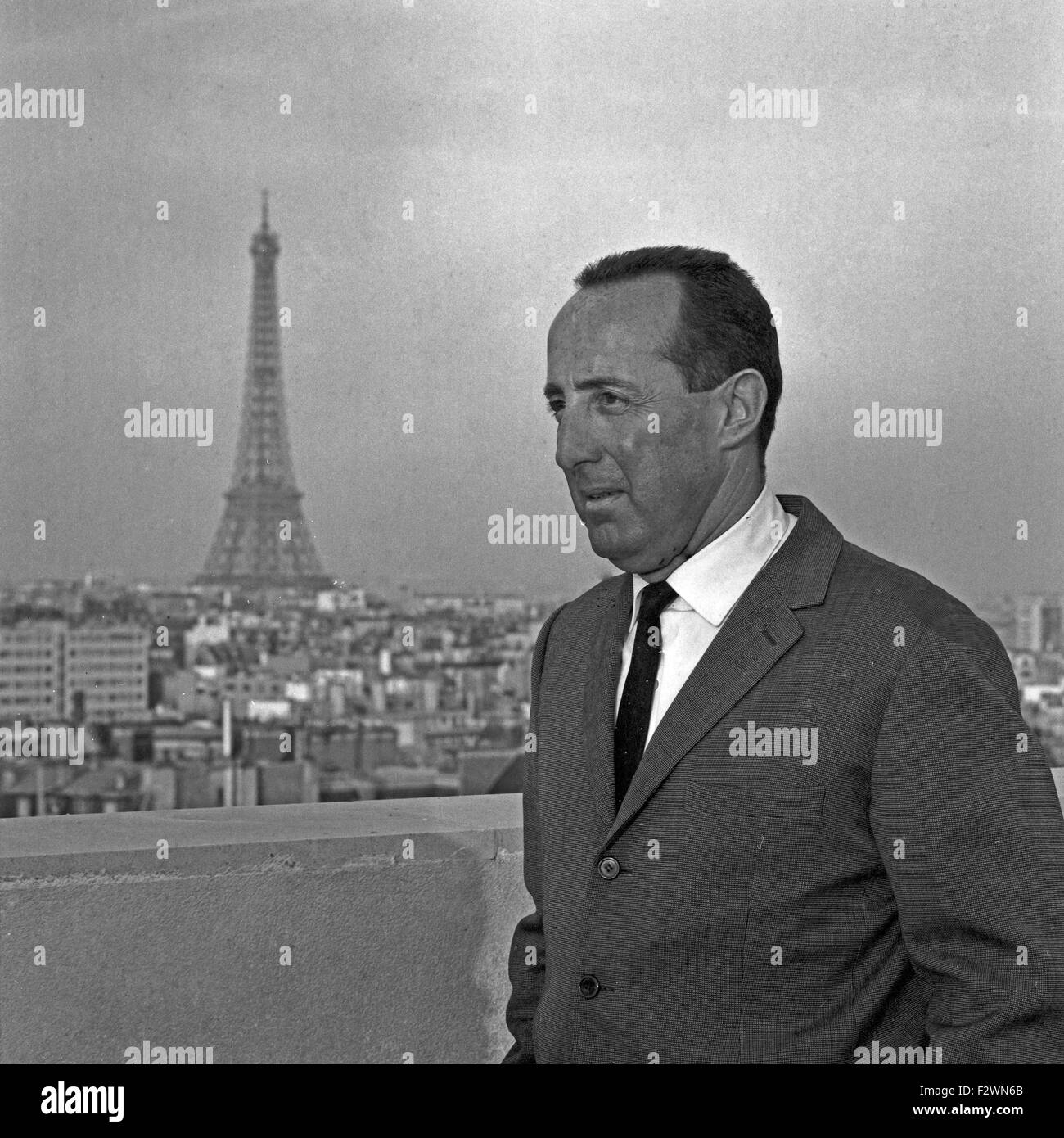 Deutscher Jpurnalist und Publizist Peter Scholl Latour in Paris, Frankreich 1960er Jahre. Deutscher Journalist und Publizist Peter Scholl Latour in Paris, Frankreich 1960er Jahre. Stockfoto