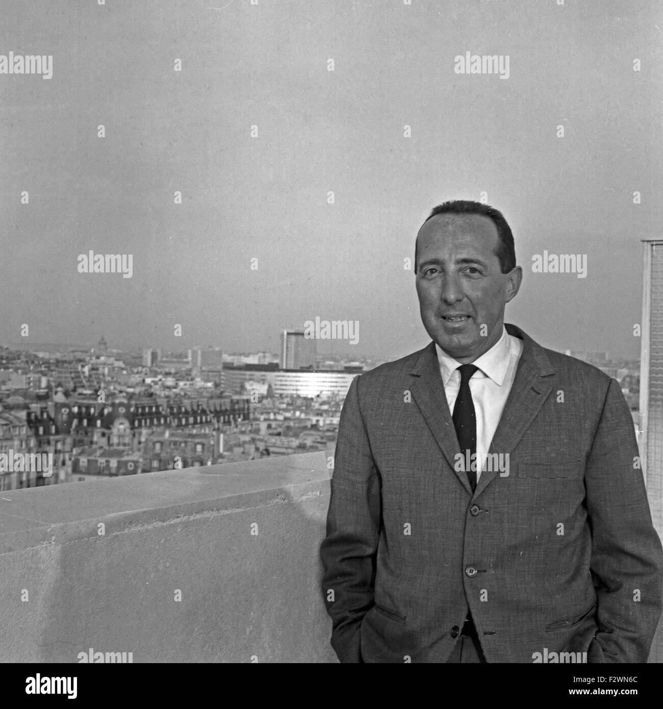 Deutscher Jpurnalist und Publizist Peter Scholl Latour in Paris, Frankreich 1960er Jahre. Deutscher Journalist und Publizist Peter Scholl Latour in Paris, Frankreich 1960er Jahre. Stockfoto