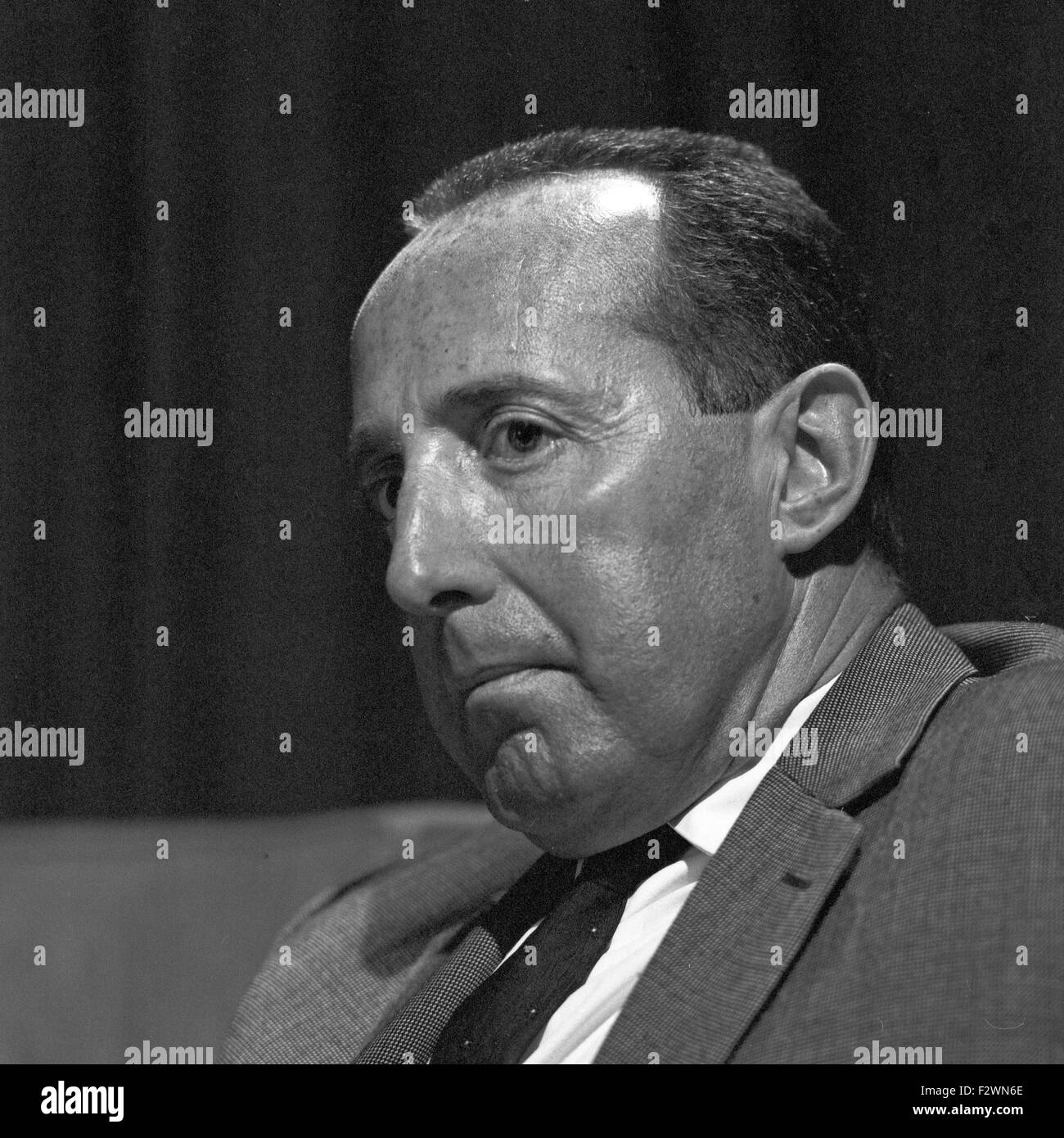 Deutscher Jpurnalist und Publizist Peter Scholl Latour in Paris, Frankreich 1960er Jahre. Deutscher Journalist und Publizist Peter Scholl Latour in Paris, Frankreich 1960er Jahre. Stockfoto