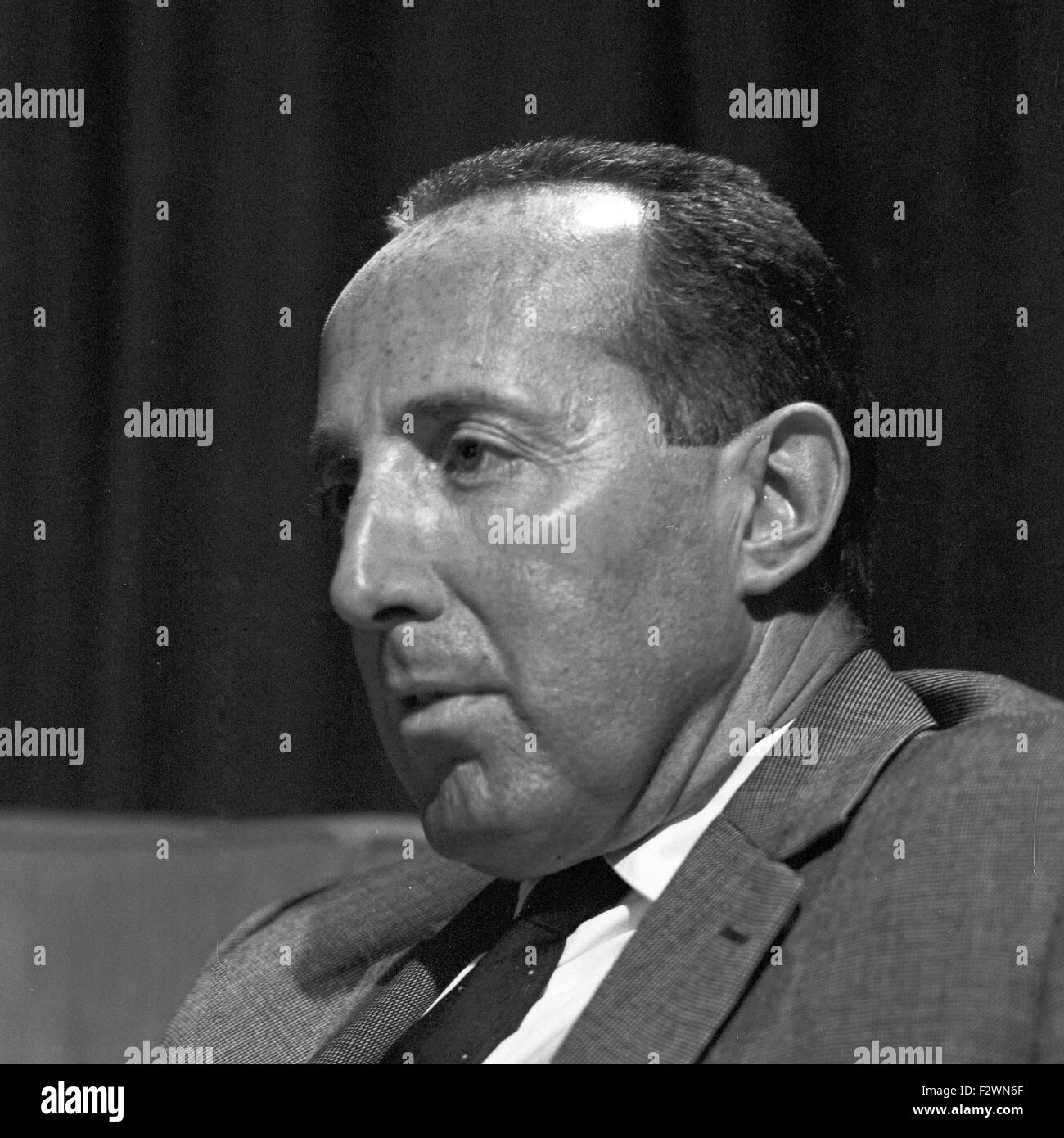 Deutscher Jpurnalist und Publizist Peter Scholl Latour in Paris, Frankreich 1960er Jahre. Deutscher Journalist und Publizist Peter Scholl Latour in Paris, Frankreich 1960er Jahre. Stockfoto
