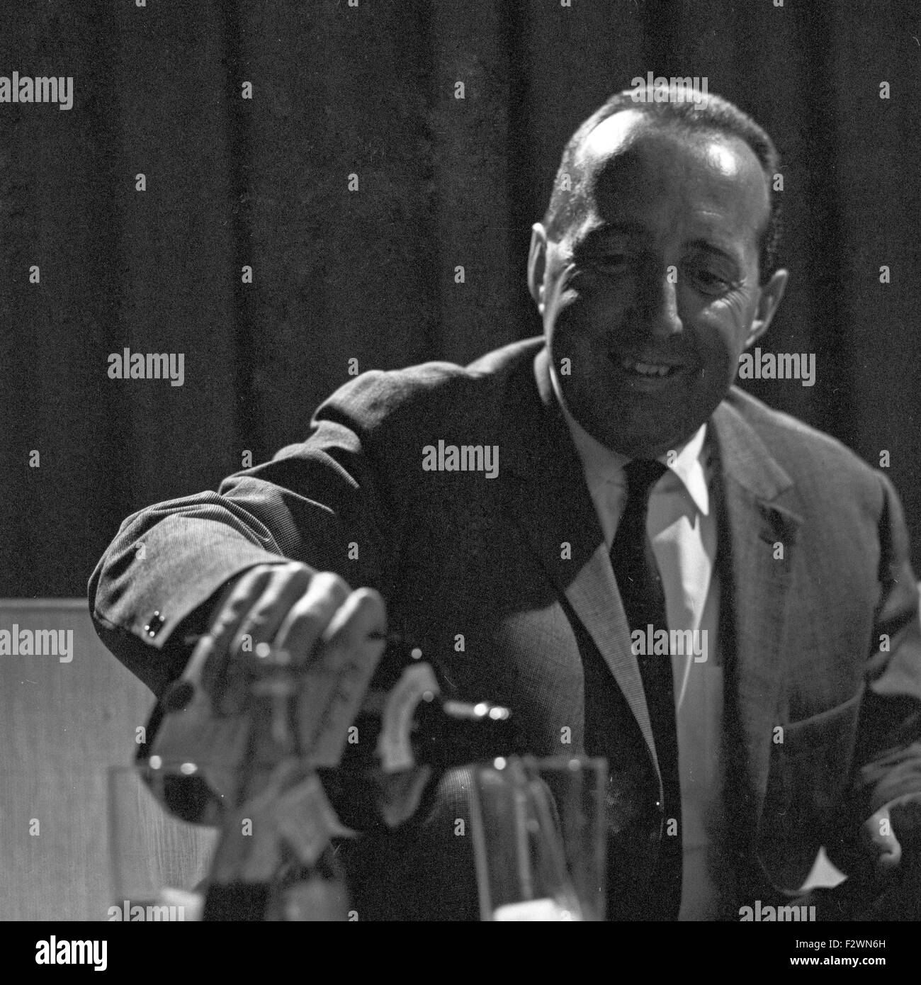 Deutscher Jpurnalist und Publizist Peter Scholl Latour in Paris, Frankreich 1960er Jahre. Deutscher Journalist und Publizist Peter Scholl Latour in Paris, Frankreich 1960er Jahre. Stockfoto