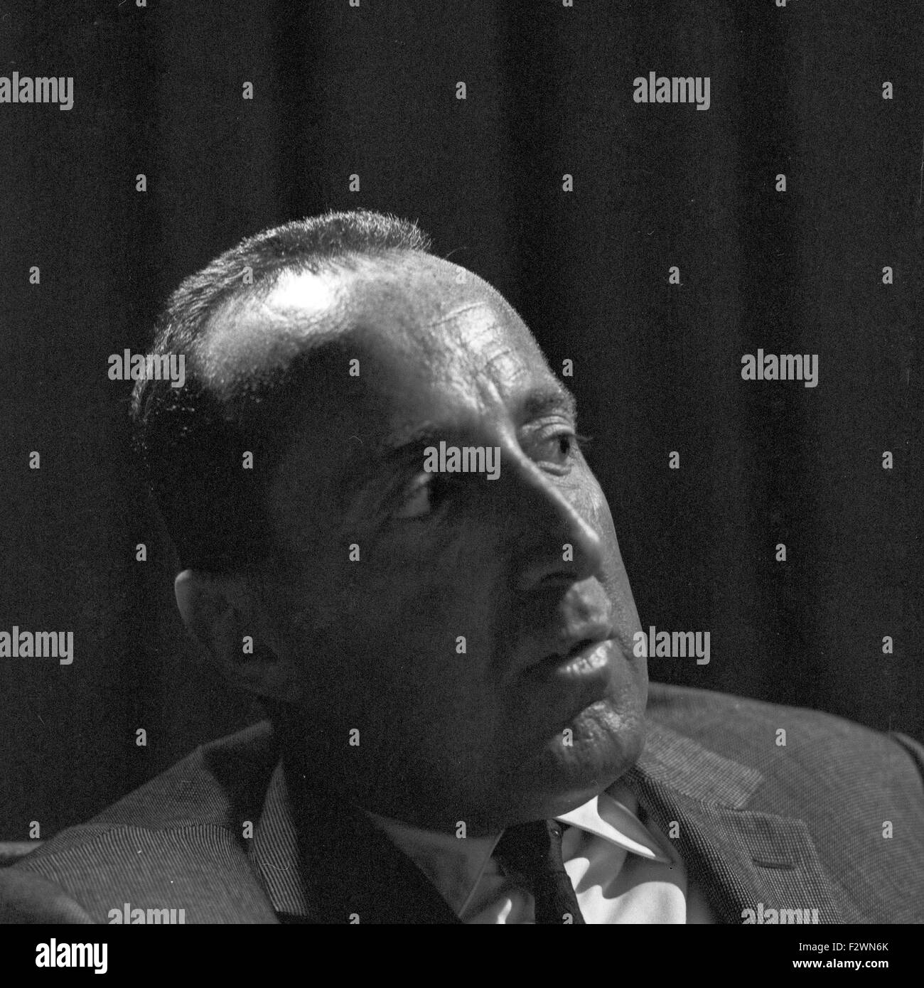 Deutscher Jpurnalist und Publizist Peter Scholl Latour in Paris, Frankreich 1960er Jahre. Deutscher Journalist und Publizist Peter Scholl Latour in Paris, Frankreich 1960er Jahre. Stockfoto