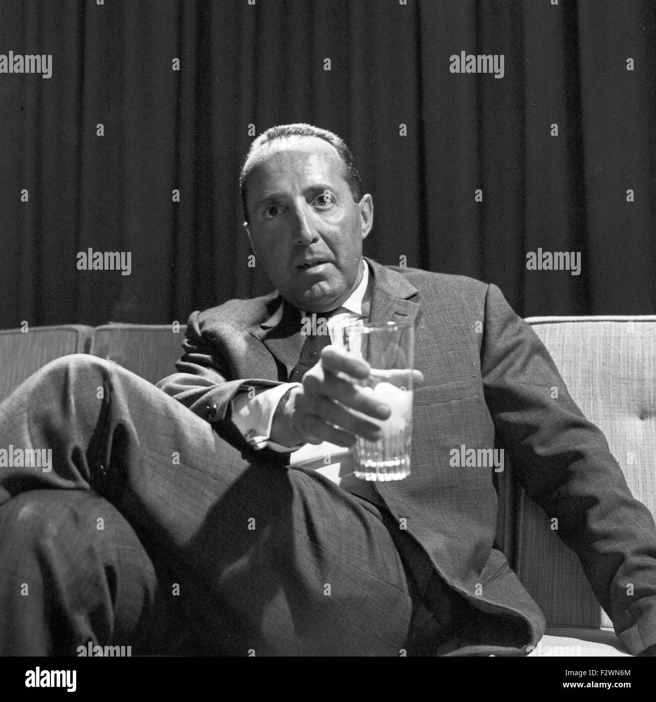 Deutscher Journalist und Publizist Peter Scholl Latour in Paris, Frankreich 1960er Jahre. Deutscher Journalist und Publizist Peter Scholl Latour in Paris, Frankreich 1960er Jahre. Stockfoto