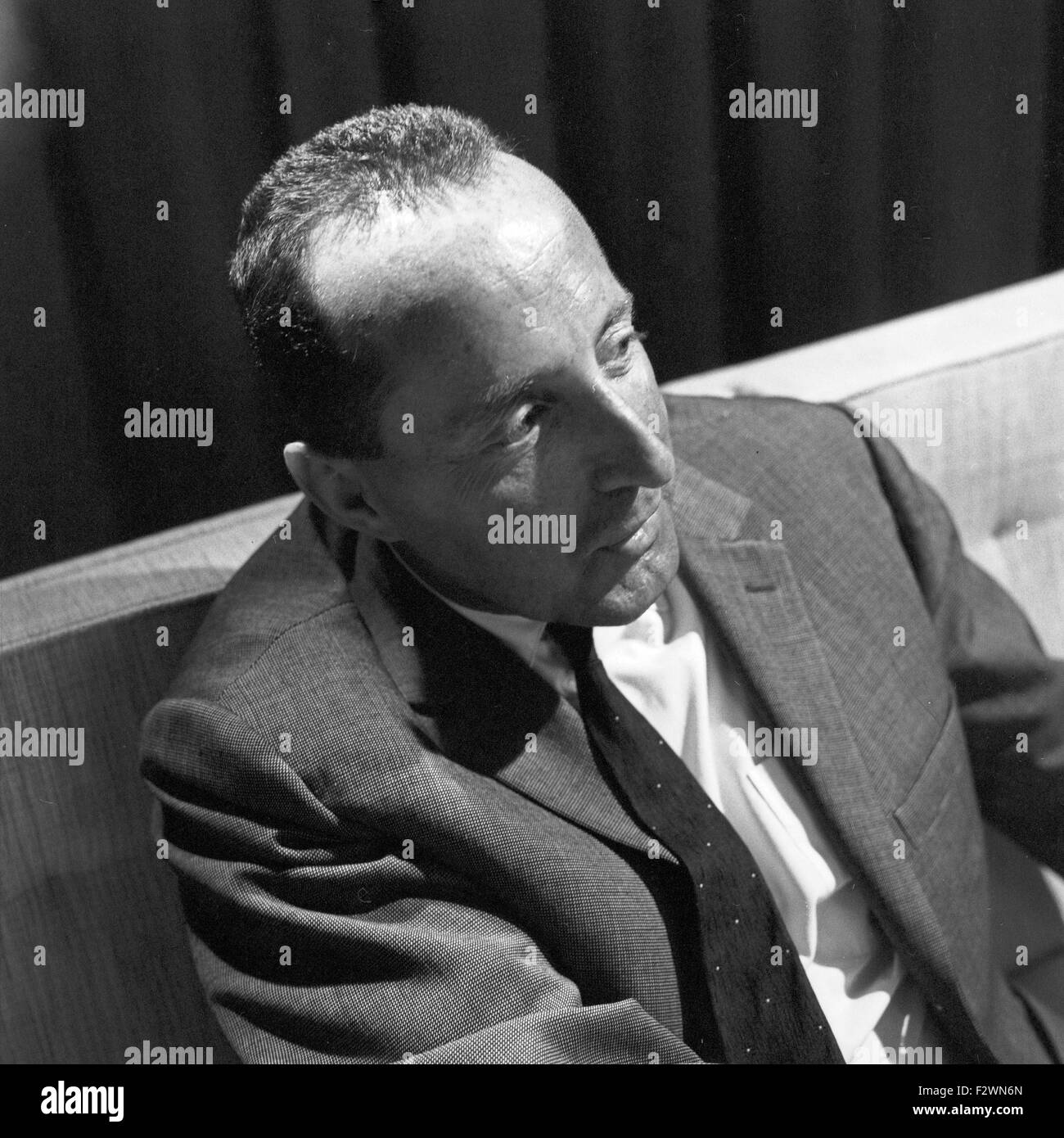 Deutscher Jpurnalist und Publizist Peter Scholl Latour in Paris, Frankreich 1960er Jahre. Deutscher Journalist und Publizist Peter Scholl Latour in Paris, Frankreich 1960er Jahre. Stockfoto