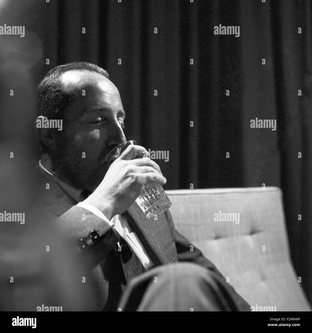 Deutscher Jpurnalist und Publizist Peter Scholl Latour in Paris, Frankreich 1960er Jahre. Deutscher Journalist und Publizist Peter Scholl Latour in Paris, Frankreich 1960er Jahre. Stockfoto