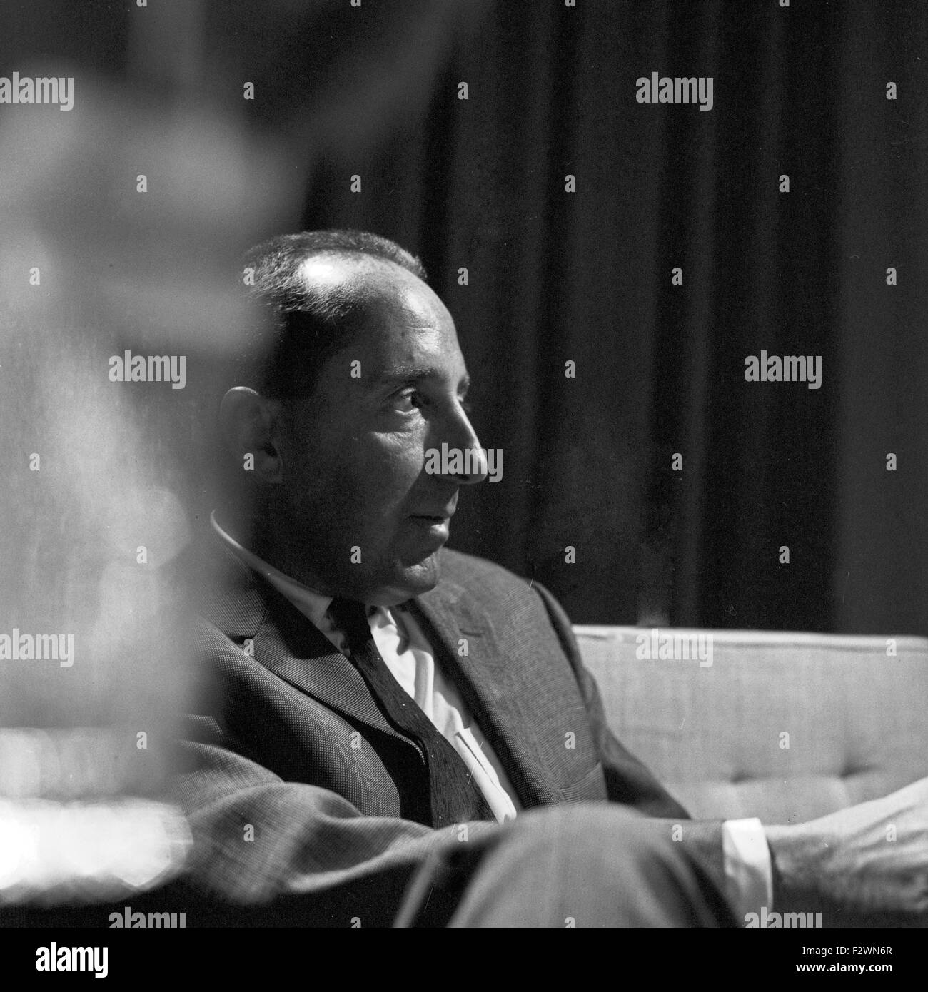 Deutscher Jpurnalist und Publizist Peter Scholl Latour in Paris, Frankreich 1960er Jahre. Deutscher Journalist und Publizist Peter Scholl Latour in Paris, Frankreich 1960er Jahre. Stockfoto