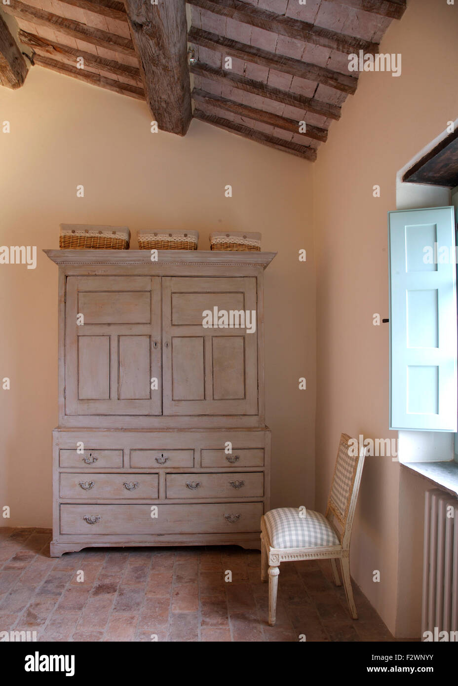 Blass grau gemalten Brust-an-Brust in italienischen Land Schlafzimmer Stockfoto