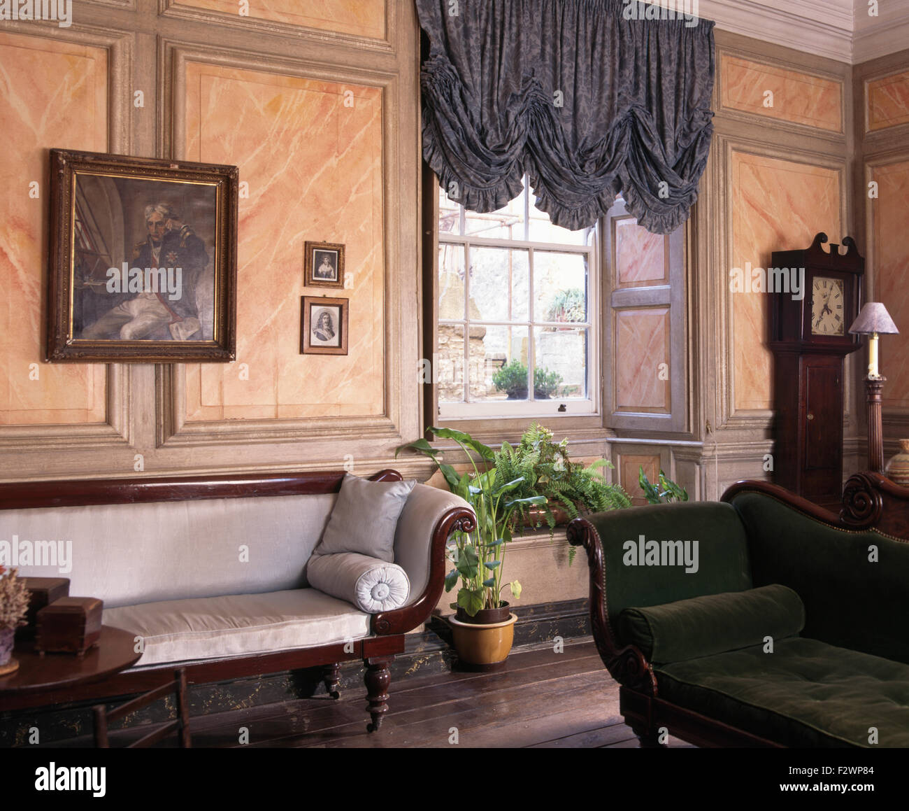 Viktorianischen Sofas und Schwalbenschwanz blind im alten altmodischen Salon Stockfoto