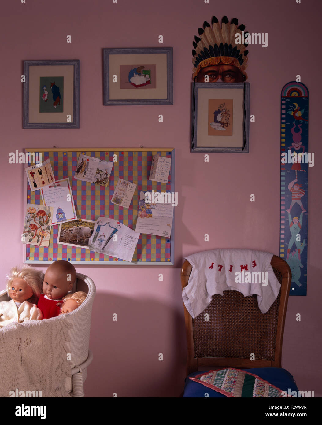 Bilder und Schwarzes Brett an der rosa Kinderzimmer Kinderzimmer Stockfoto