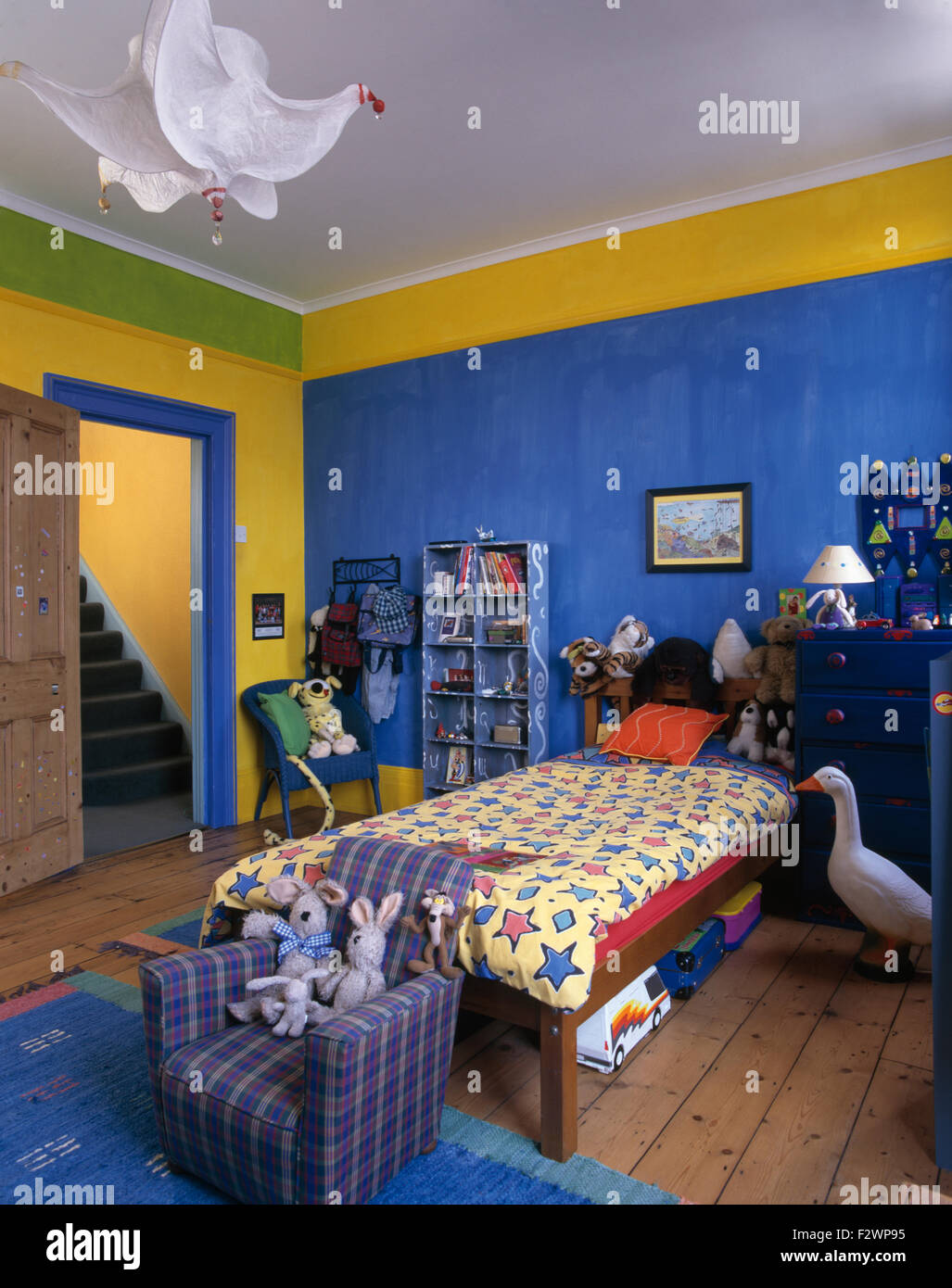 Des Kindes Sessel unter Bett mit Sterne gemusterten Bettdecken in neunziger  Jahre Kinder blau Schlafzimmer Stockfotografie - Alamy