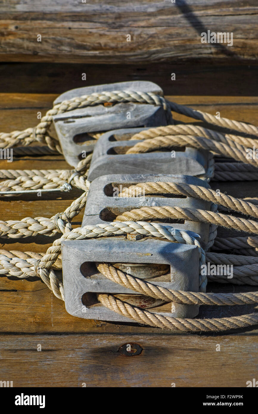 Seile in hölzernen Riemenscheiben / Blöcke auf Deck Segelboot / yacht Stockfoto