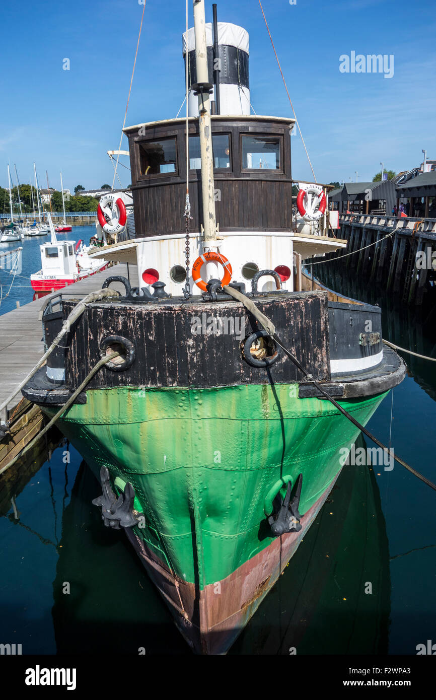 Schlepper mit verbeulten Schleife am Hafen Musée, Bootsmuseum in Douarnenez, Finistère, Bretagne, Frankreich Stockfoto