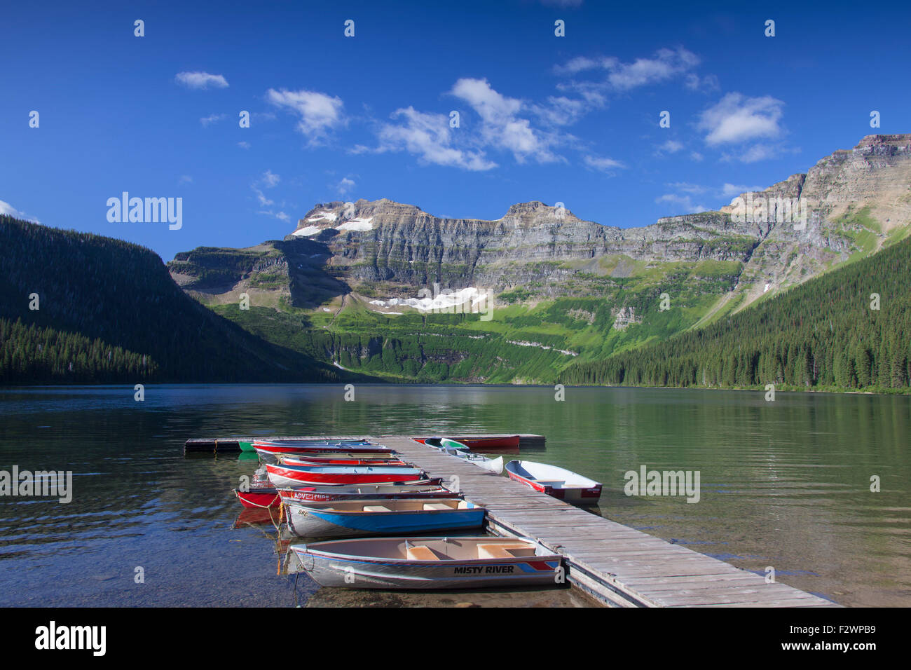 Ruderboote am Steg auf Cameron Lake, Waterton Lakes National Park, Alberta, Kanada Stockfoto