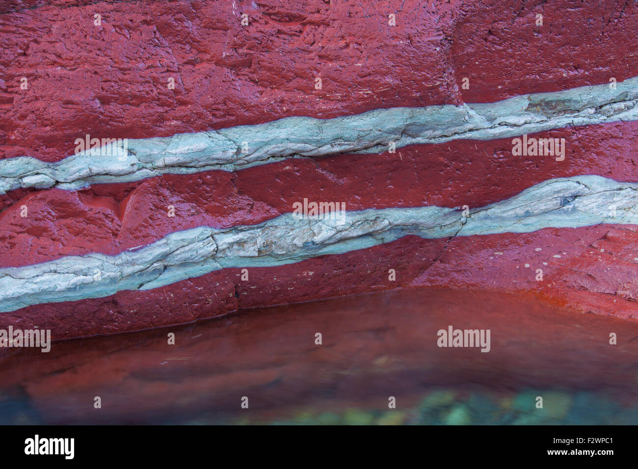 Tonschiefer mineralischen Sedimentschichten in Lost Horse Creek, Red Rock Canyon, Waterton Lakes National Park, Alberta, Kanada Stockfoto