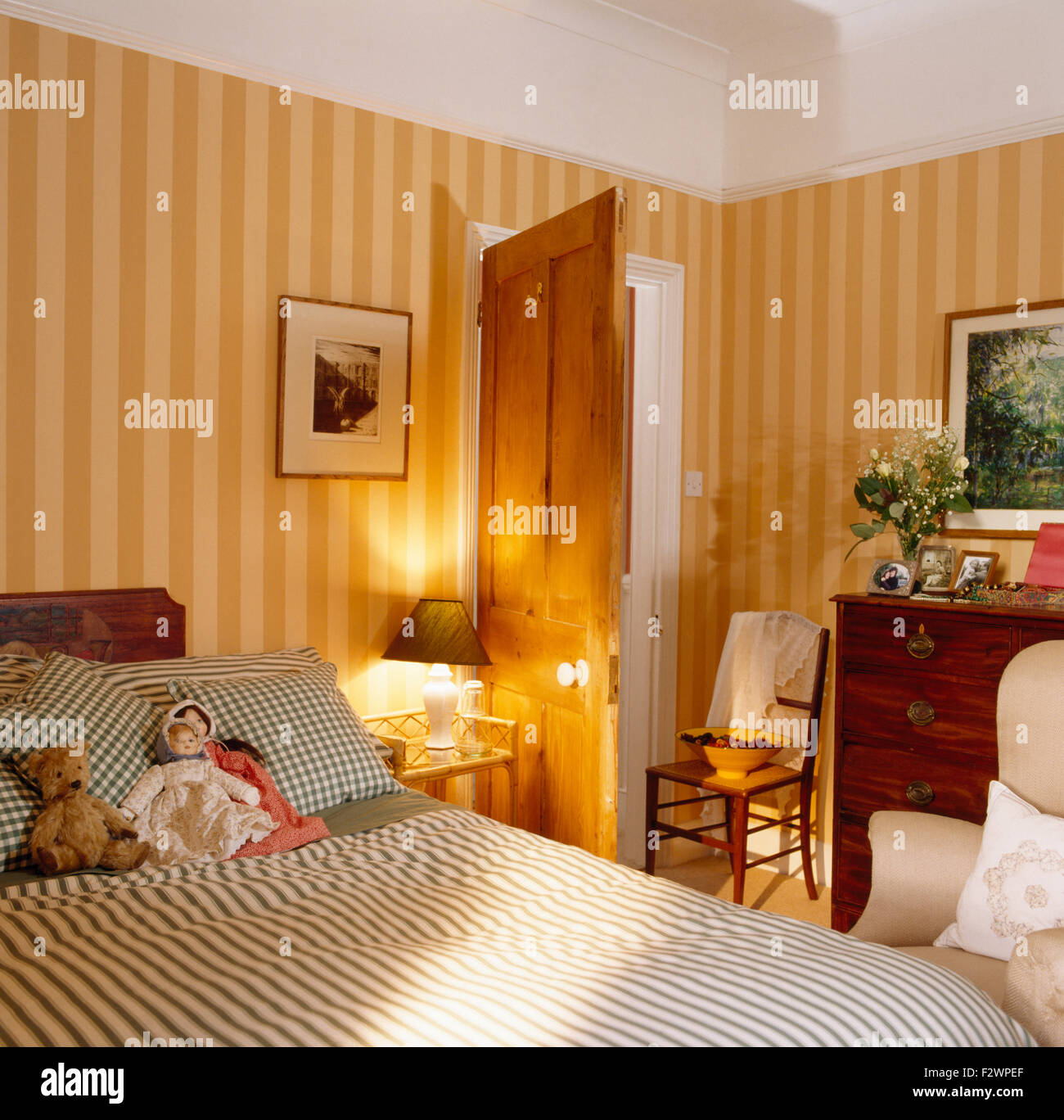 Gestreifte Tapete in neunziger Jahre Schlafzimmer Stockfoto