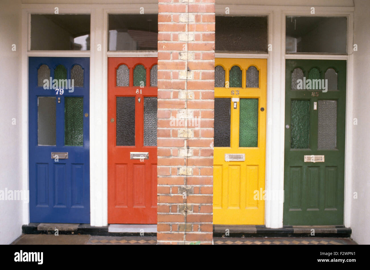 Reihe von bunt bemalten Haustüren auf viktorianischen Terrasse Stockfoto