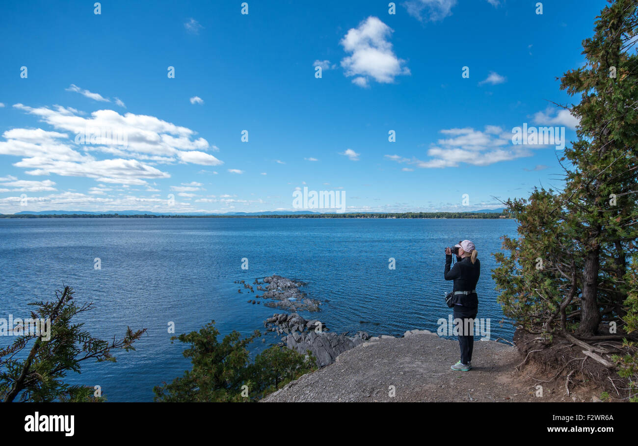 Frau, die ein Foto im Punkt Au Roche State Park in Upstate New York Stockfoto