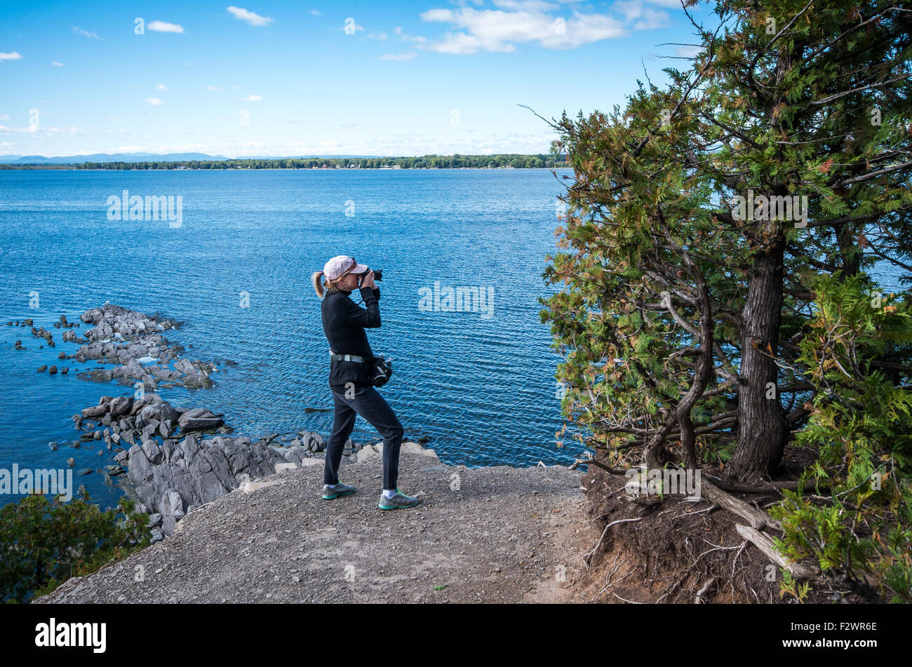 Frau, die ein Foto im Punkt Au Roche State Park in Upstate New York Stockfoto