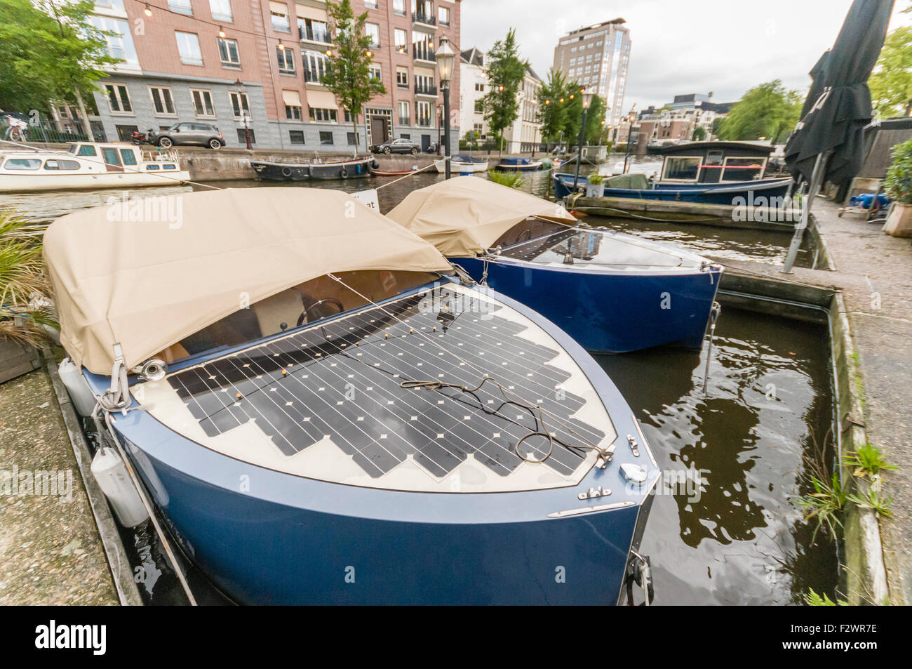 Solarbetriebene Elektroboote auf einem Kanal in Amsterdam Stockfoto