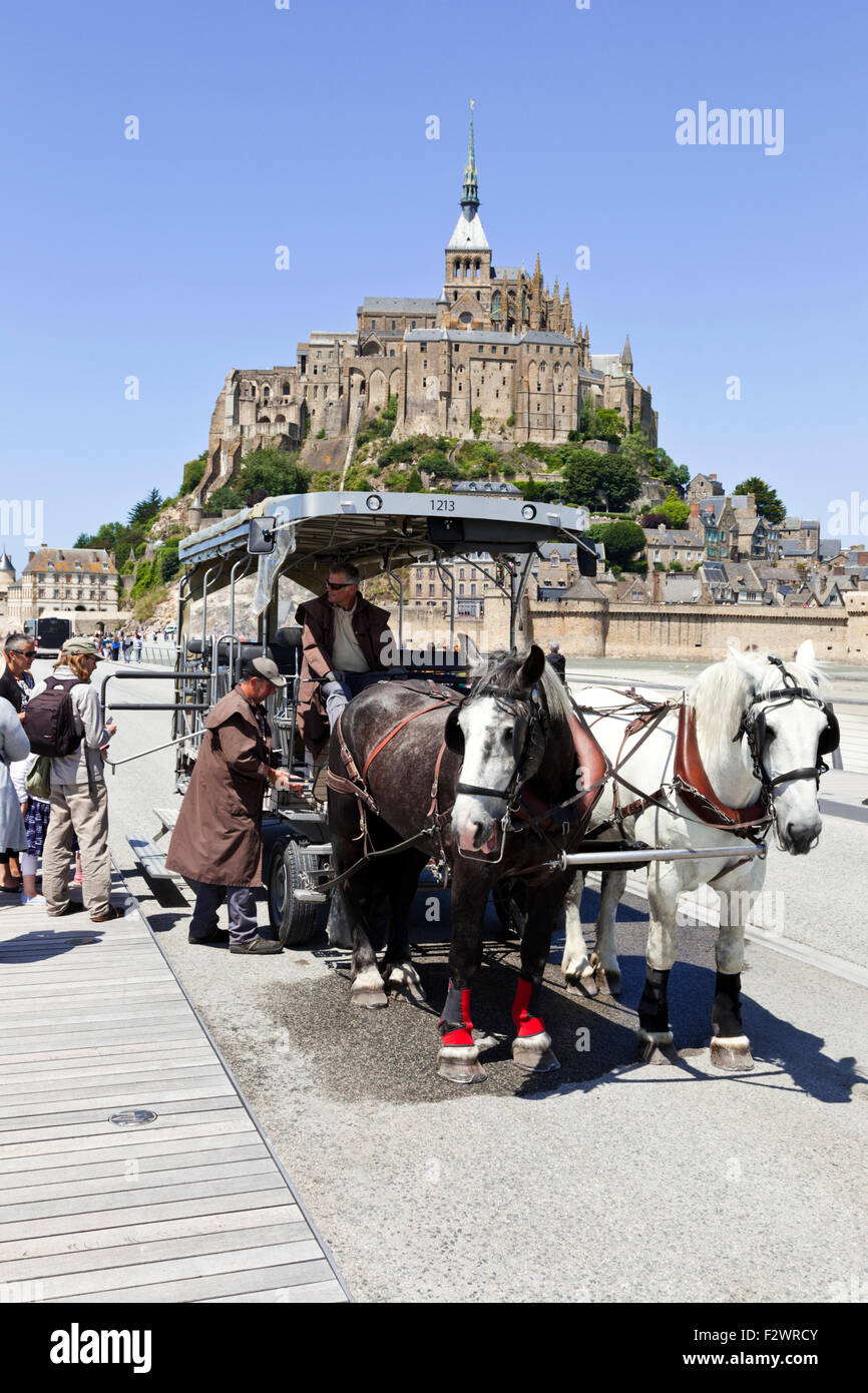 Eine Pferdekutsche, die Touristen zum und vom Mont Saint Michel, Normandie, Frankreich - Mont St Michel Stockfoto