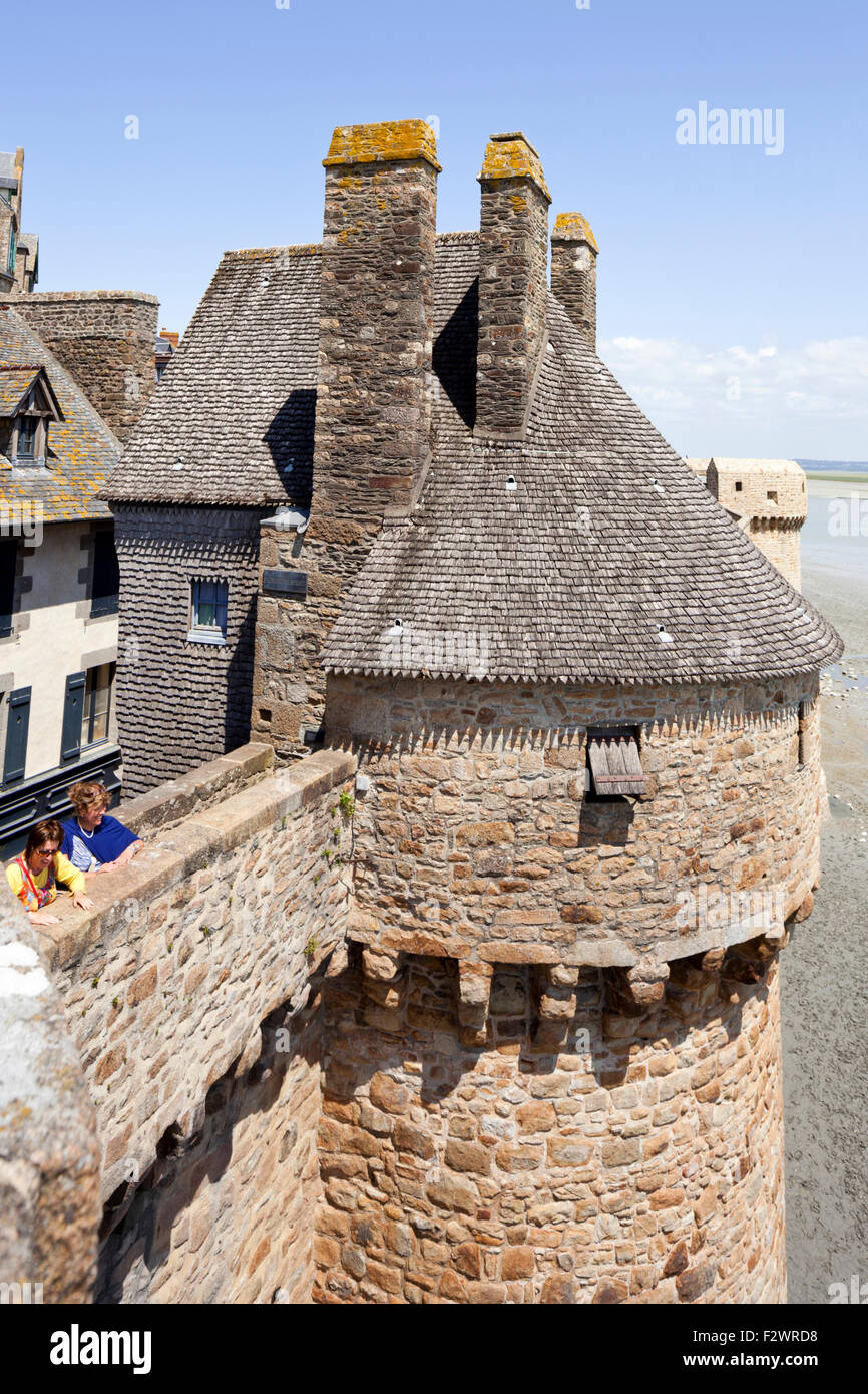 Die Wälle und eines der Türme am Mont Saint Michel, Normandie, Frankreich - Mont St Michel Stockfoto