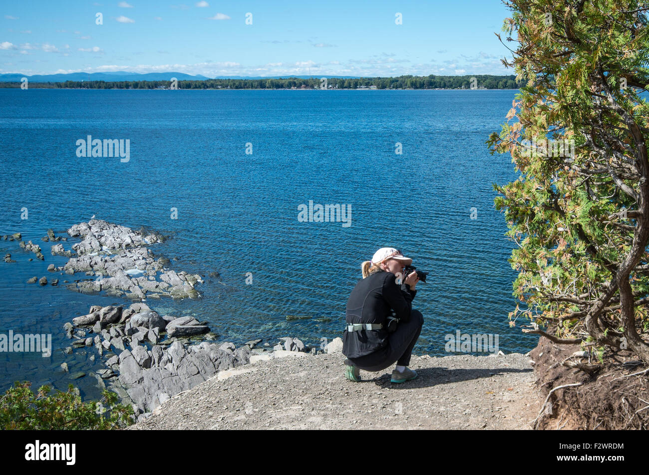 Frau, die ein Foto im Punkt Au Roche State Park in Upstate New York Stockfoto