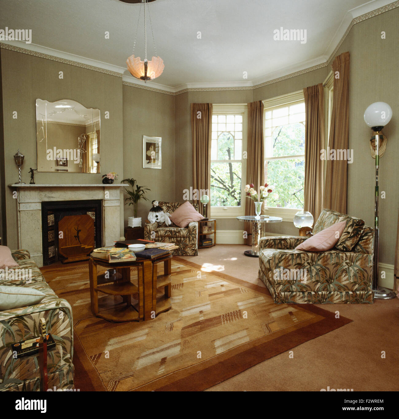 40er Jahre style Wohnzimmer mit gemusterten dreiteilige Suite und ein Couchtisch Stockfoto