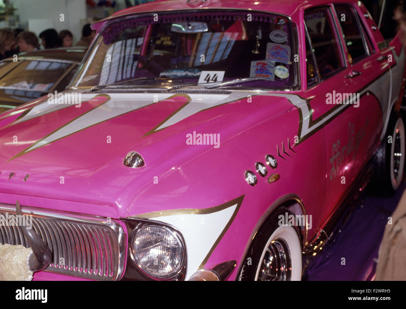 Leuchtend rosa maßgeschneiderte 50er Jahre Auto Stockfoto