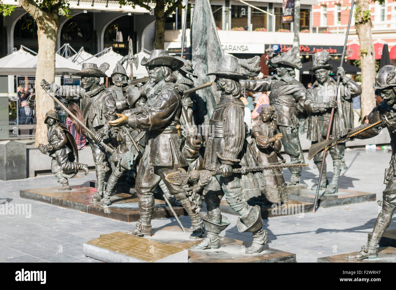 Bronzestatuen von Soldaten Darstellung Rembrandts Nachtwache Malerei am Rembrandtplein, Rembrandt Square, Amsterdam Stockfoto