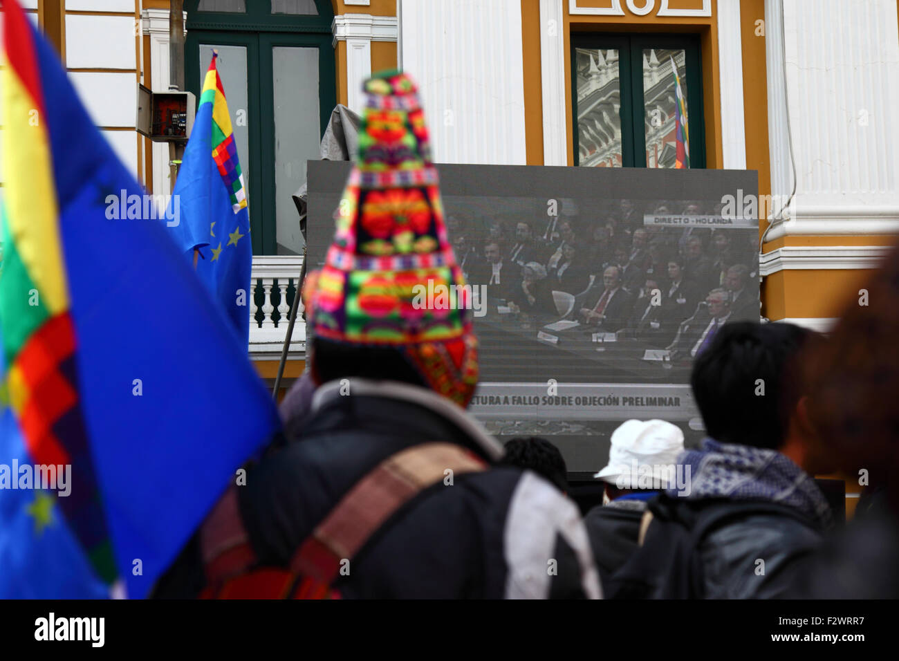 La Paz, Bolivien, 24. September 2015. Ein indigener Führer aus der nördlichen Region Potosi beobachtet die Verkündung des Urteils des Internationalen Gerichtshofs in den Haag auf einer riesigen Leinwand auf der Plaza Murillo. 2013 forderte Bolivien den Internationalen Gerichtshof auf, zu fordern, dass Chile den Zugang Boliviens zum Pazifischen Ozean verhandelte (Bolivien verlor seine Küstenprovinz während des Pazifikkriegs (1879-1884) an Chile). Chile erhob Einwand, dass der Fall nicht in der Zuständigkeit des Internationalen Gerichtshofs liegt. Das Gericht entschied, dass es für die Einvernommen zuständig sei. Kredit: James Brunker / Alamy Live News Stockfoto