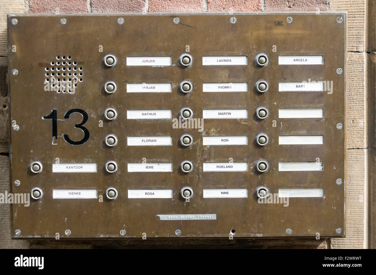 Türklingeln Tasten und Lautsprecher Intercom System auf einem niederländischen Apartment Gebäude (siehe F4T 419 für Version ohne Namen oder Zahlen) Stockfoto