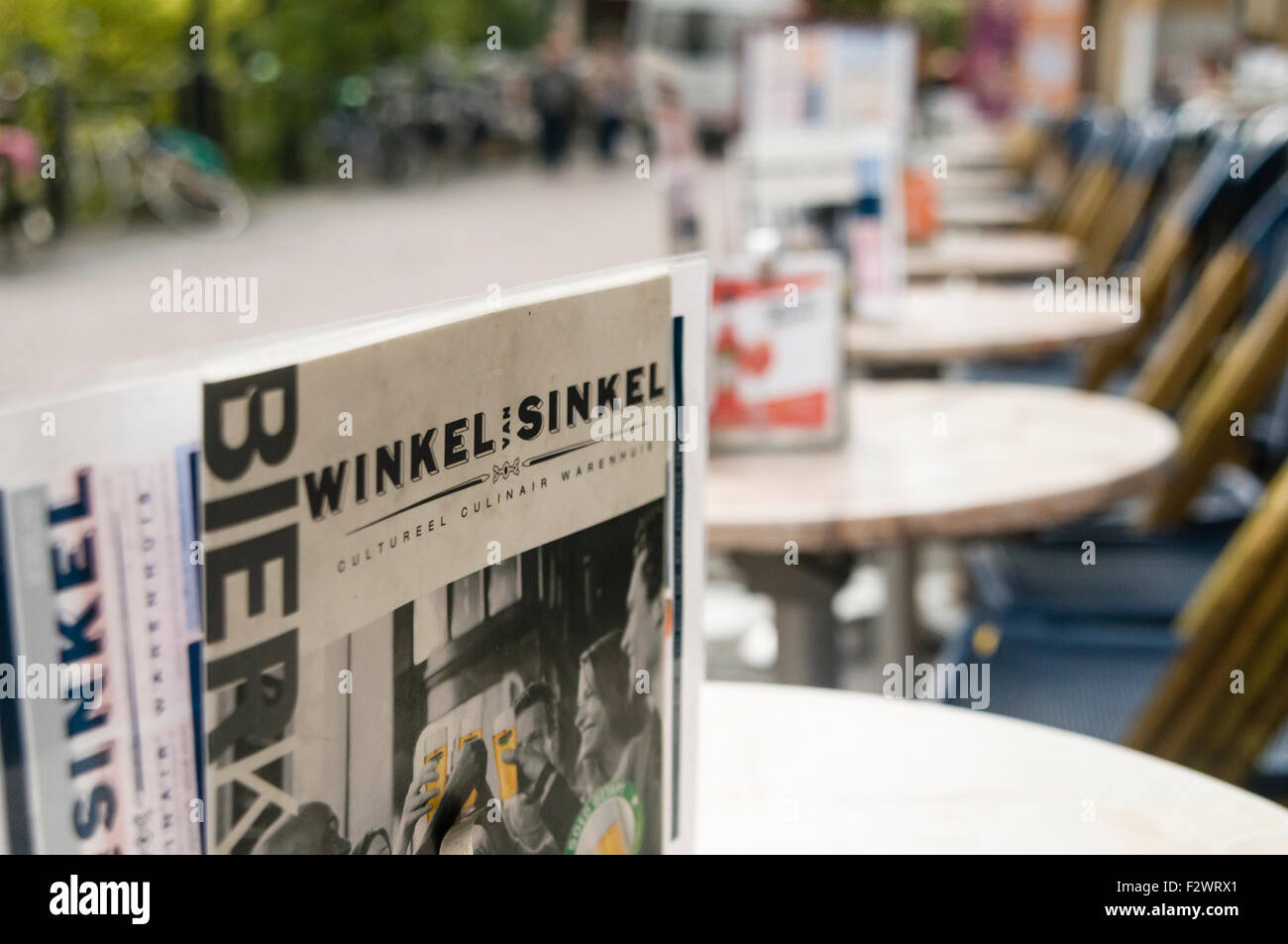 Tische draußen Winkel van Sinkel, ein beliebtes Restaurant und Café in Utrecht, Niederlande Stockfoto
