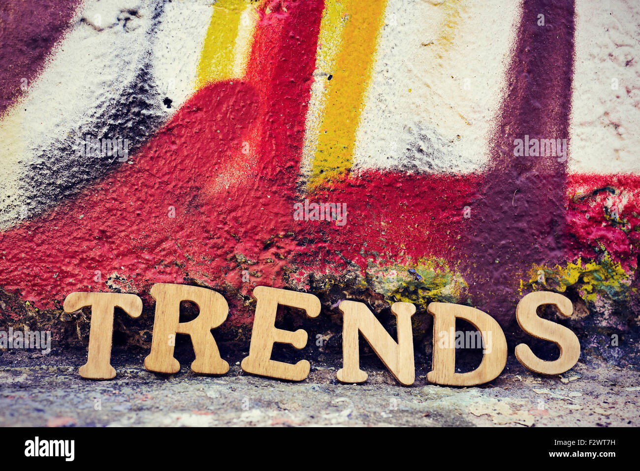 Holzbuchstaben bilden die Wort-Trends an einer Wand in verschiedenen Farben lackiert Stockfoto