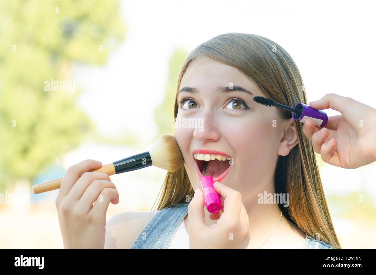 Junge Frau Teenager haben machen sich im Gesicht durch andere im freien Stockfoto