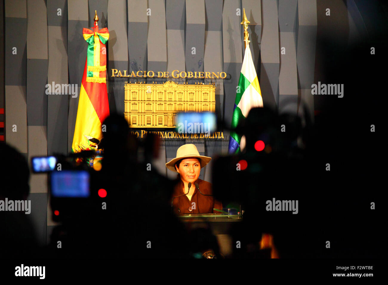 La Paz, Bolivien, 24. September 2015. Kommunikationsministerin Marianela Paco Duran spricht vor der Presse, nachdem der Internationale Gerichtshof in den Haag entschieden hatte, dass es für die Entscheidung Boliviens gegen Chile zuständig war. Bolivien forderte 2013 den Internationalen Gerichtshof auf zu fordern, dass Chile den Zugang Boliviens zum Pazifischen Ozean verhandelte (Bolivien verlor seine Küstenprovinz während des Pazifikkriegs (1879-1884) an Chile). Chile erhob Einwand, dass der Fall nicht in der Zuständigkeit des Internationalen Gerichtshofs liegt. Kredit: James Brunker / Alamy Live News Stockfoto