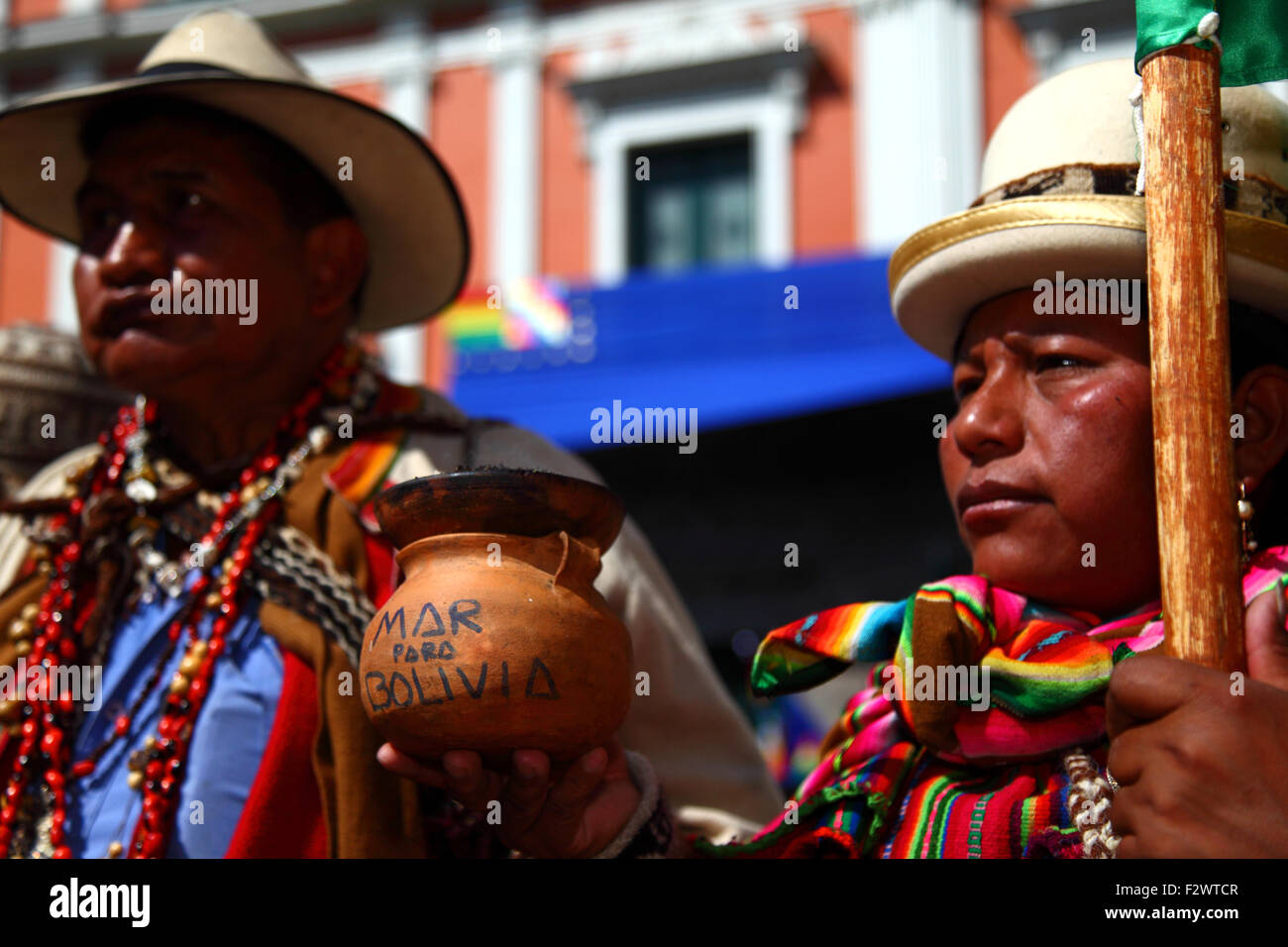 La Paz, Bolivien, 24. September 2015. Ein Aymara-Schamane hält mit Mar para Bolivia/Sea for Bolivia einen Räucherbrenner aus Keramik für Bolivien, der auf einer Veranstaltung zur Feier des Urteils des Internationalen Gerichtshofs in den Haag darüber geschrieben wurde, dass er die Zuständigkeit hatte, den Fall Boliviens gegen Chile zu beurteilen. Bolivien forderte 2013 den Internationalen Gerichtshof auf zu fordern, dass Chile den Zugang Boliviens zum Pazifischen Ozean verhandelte (Bolivien verlor seine Küstenprovinz während des Pazifikkriegs (1879-1884) an Chile). Chile erhob Einwand, dass der Fall nicht in der Zuständigkeit des Internationalen Gerichtshofs liegt. © James Brunker/Alamy Live Stockfoto