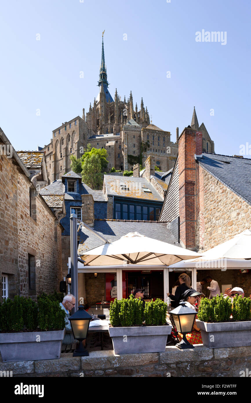 Ein Hotel-Restaurant in Grande Rue, Mont Saint Michel, Normandie, Frankreich - Mont St Michel Stockfoto