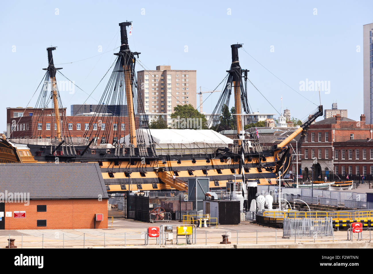 HMS Victory (Lord Nelsons Flaggschiff in der Schlacht von Trafalgar 1805) in Portsmouth Historic Dockyard, Portsmouth, Hampshire. Stockfoto