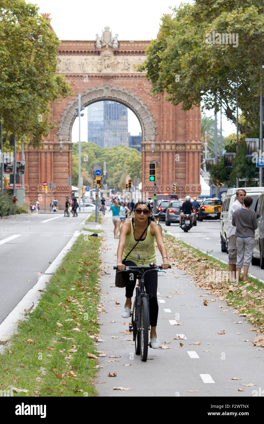 Frau mit ihrem Fahrrad aus der Arc de Triomf Barcelona Spanien Stockfoto